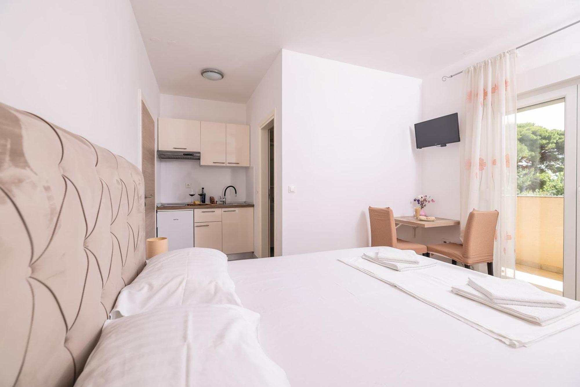 Apartments Becky On A Sandy Beach Without Crowd Sukošan エクステリア 写真